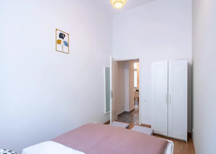 Central- Quiet - Comfy Apartament